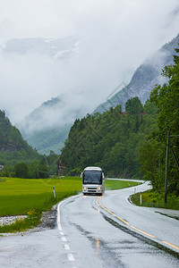 穿过挪威山的通路雾雨日美丽的绿色夏季风景旅行和游图片