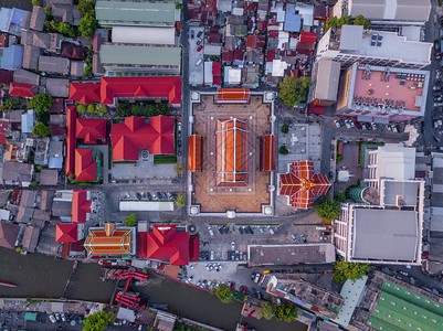 圣殿的空中景象是泰国建筑的WatDevarajKunchornWorawihan红色屋顶的封闭图片