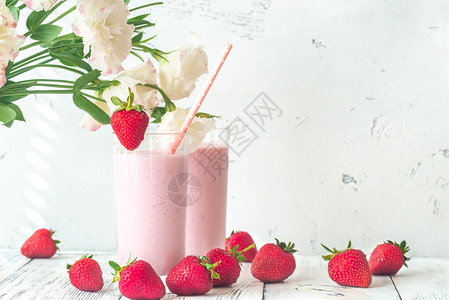 两杯草莓奶昔和新鲜图片