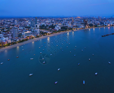 在巴塔亚海夜间滩和蓝天的城市中游览船只泰国姜布里省图片