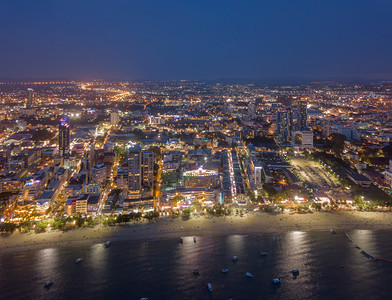 在巴塔亚海夜间滩和蓝天的城市中游览船只泰国姜布里省图片