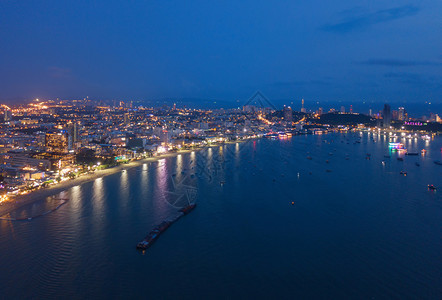 在巴塔亚海夜间滩和蓝天的城市中游览船只泰国姜布里省图片