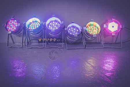 党的照明地板大厅上多彩的LED斑点背景图片