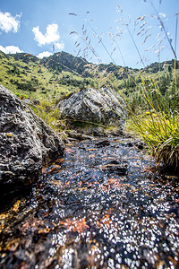 阿尔卑斯山的长小溪流山地风景背景图片