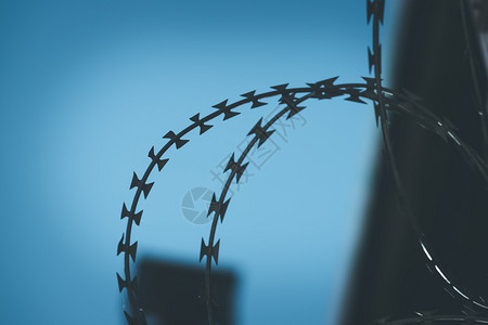 监狱或军事基地有刺铁丝网的近距离视图片