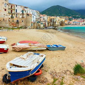 意大利西里法卢沙滩上的船图片