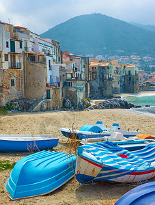 意大利西里Cefalu老城Cefallu沙滩上的船图片