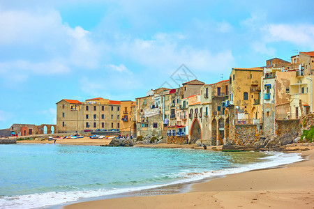 意大利西里塞法卢的沙滩和海边旧房子图片