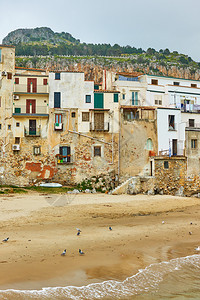 意大利西里法鲁卢海滩上的旧建筑图片
