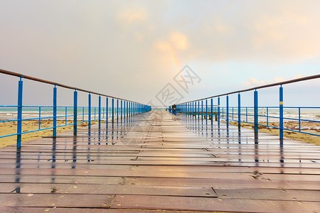 塞浦路斯雨后码头的视角图片