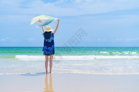 快乐的亚洲妇女在泰国普吉中午的海洋或自然户外旅行度假期间在海滩休闲和享受节日图片