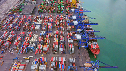 港口贸易集装箱货船在城市进出口业务和物流国际货进出口业务中以及城市国际货物流中的航空最高视野背景
