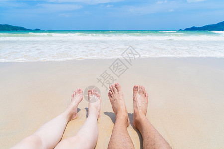在泰国普吉中午的海洋或自然外出游渡假期间在海滩附近进行双腿日光浴图片