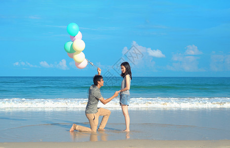 在泰国普吉岛海滩求婚的情侣图片