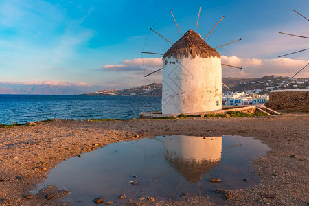 希腊日出时风岛Mykonos岛传统风车希腊日出时风岛希腊圣托里尼日出时传统风车图片