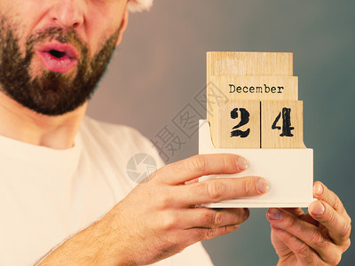 男子持有12月4日的历在灰色上12月4日图片