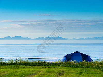 夏季Gimsoysand沙滩上的蓝帐篷在海岸露营挪威洛福滕群岛假日和旅行挪威洛福滕岛海滩帐篷挪威洛福滕岛图片