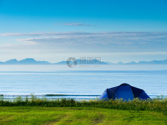 夏季Gimsoysand沙滩上的蓝帐篷在海岸露营挪威洛福滕群岛假日和旅行挪威洛福滕岛海滩帐篷挪威洛福滕岛图片