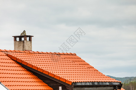 建筑构概念荷兰红房顶有混凝土烟囱背景天空多云红房顶有混凝土烟囱图片