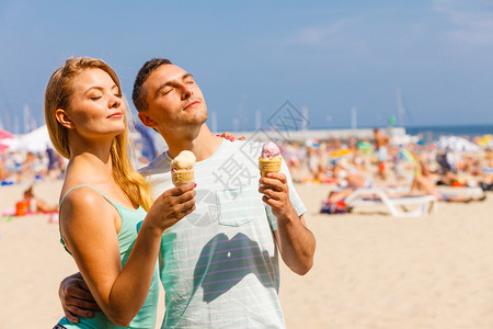 男人和女约会在海滩吃冰淇淋男人和女在海滩吃冰淇淋图片