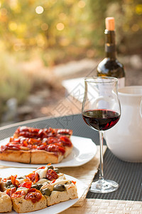 意大利晚餐红酒披萨和外面的包图片