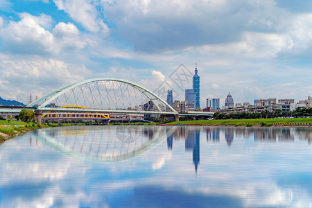 北下城的河流和第二麦克阿瑟桥的反射金融区和智能城市的商业中心午的天桥和高层建筑图片