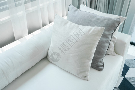 客厅沙发床上的灰色枕头图片
