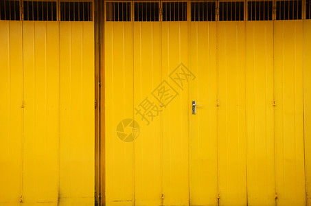 黄色钢铁门伸展近的古老风格图片