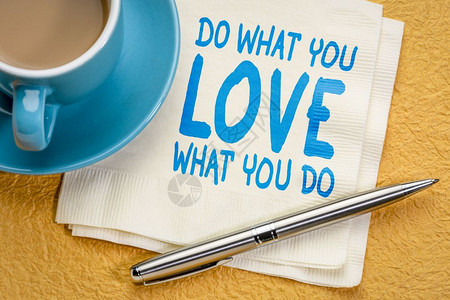 做你爱的事激励建议或提醒手写在餐巾纸上加一杯咖啡图片