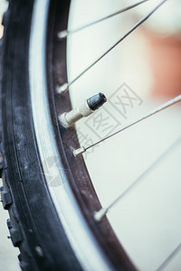 近距离拍摄自行车轮胎和话筒模糊背景图片