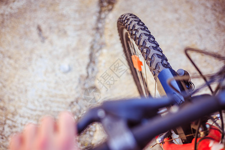 近距离拍摄一个山地自行车轮胎模糊的手柄夏日图片