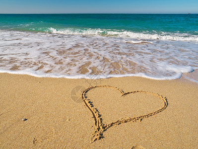 沙滩上的心浪漫成份图片