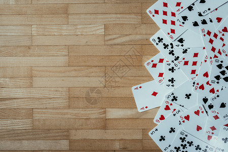 香港回归21赌牌都放在木板上家里玩牌复制空间背景