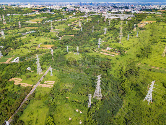 工业区高速公路和压金属站的空中景象电塔台大中市唐城森林景观绿树的顶层象图片