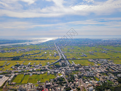 森林公路工业区高速公路和压金属站的空中景象电塔台大中市唐城森林景观绿树的顶层象背景