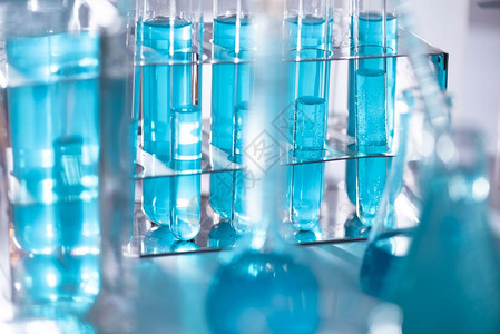 玻璃溢出试验管的新液溶蓝色钾进行分析反应使用化学药理癌症的制造进行各种版本的试剂图片