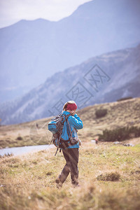 职业运动穿服的妇女正在山上徒步旅行奥地利背景图片