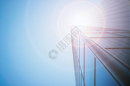 现代摩天大楼的玻璃蓝天空和太阳光束图片