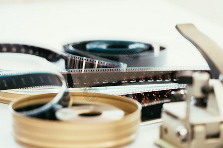 电影或剪切桌上的胶片或卷电影中的古董制作图片