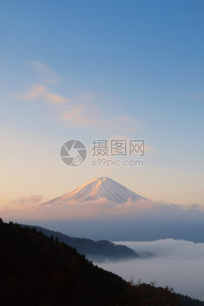 清晨美丽的富士山清晨有雾大海图片