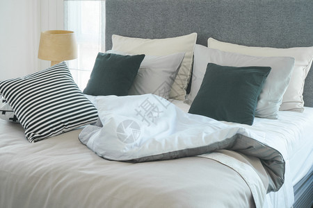 现代室内卧枕头和床乱上图片