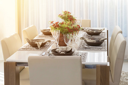 现代家庭餐桌早布优雅图片