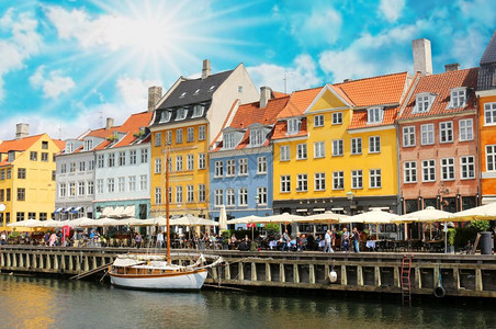 Nyhavn北侧的全景哥本哈根老城旧房子和船的色彩繁多外表图片