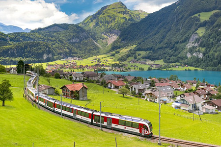 瑞士上瓦尔登州Lungern村瑞士最大的城市苏黎世威斯村著名的红色旅游全景电动火车图片