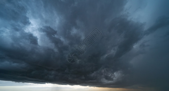暴风雨的云彩阴暗自然背景摘要图片