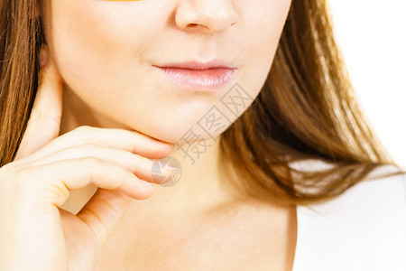 没有化妆品的年轻女子脸唇的一部分自然美纯净的皮肤护理疗养没有化妆品的女孩脸唇一部分背景图片