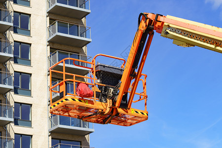 建筑工地的篮子升降橙起平台工业机器高设备概念工程图片
