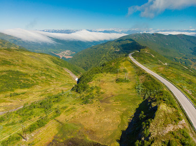航空视图挪威西部斯托尔海宁山区VinjeVikeVik的VikeVik之间穿过Vikafjellet的公路挪威夏季风景山口公路图片