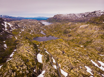 挪威海景地貌石岩山脉中的公路和湖泊挪威旅游景点路线Ryfylke航空景点挪威山区的公路和湖泊图片