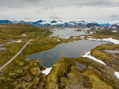 穿越山地的公路远处雪峰和冰川旅游景点5Sognefjellet挪威空中视图山地景观挪威路线Songnefjellet图片